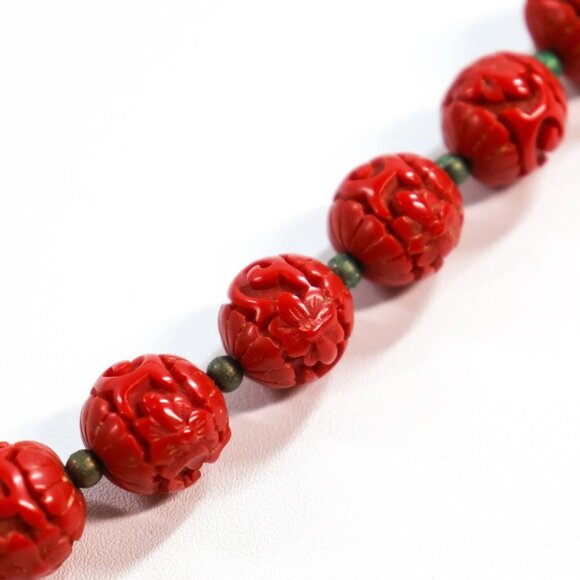 ANTIQUE CHINESE CARVED CINNABAR RESIN NECKLACE - Picture 4 of 5